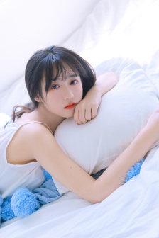 一边亲胸一边摸进内裤里